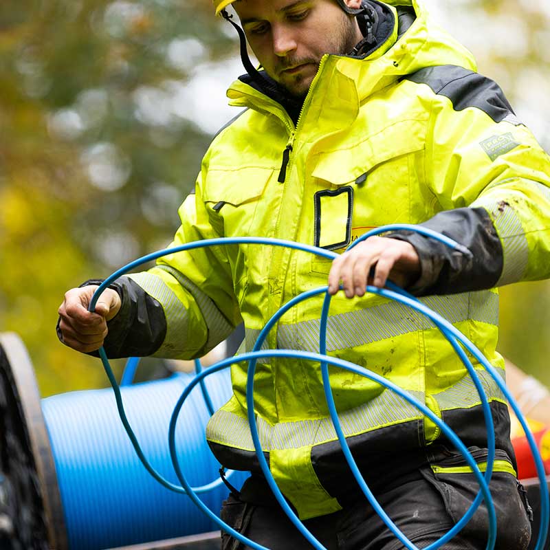 Mc Machinen työtekijä käsittelee valokuitukaapelia.