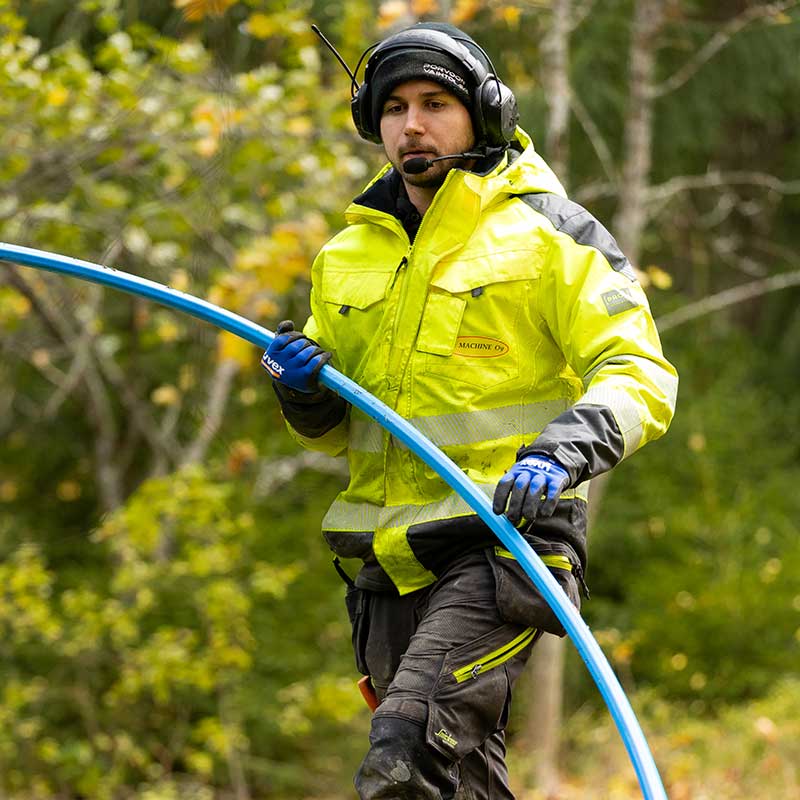 Mc Machinen työntekijä valokuituhankkeen. työmaalla.