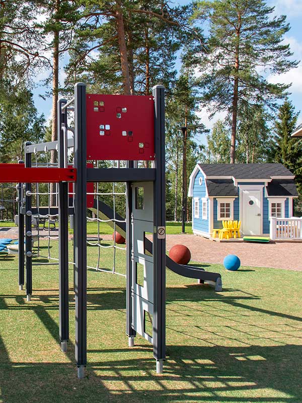 Leikkipuiston kiipeilytelineet ja leikkimökki Porvoon Bjurbölessä.